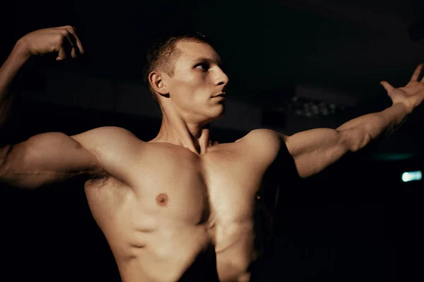 Vackra kroppsbyggare poserar i gymmet. — Stockfoto