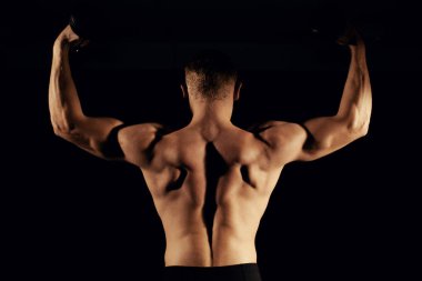 Kaslı adam bir dumbbell koyu arka plan