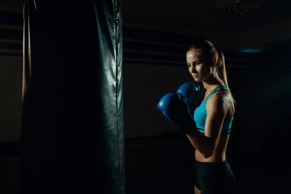 Siyah kum torbası kadında boks — Stok fotoğraf