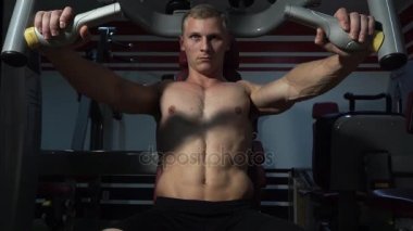 Simülatör egzersizleri yapıyor adam