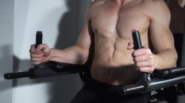 Simülatör egzersizleri yapıyor adam