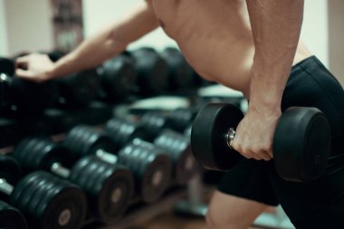 spor salonunda, çalışma dışarı kaslı erkek vücut geliştirmeci triceps egzersiz