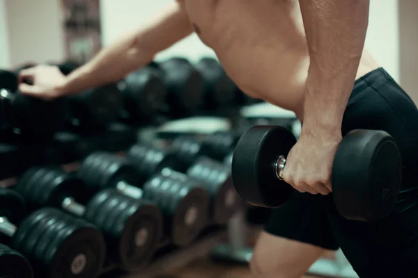 Mięśni mężczyzna kulturysta poćwiczyć w siłowni, ćwiczenia na triceps — Zdjęcie stockowe