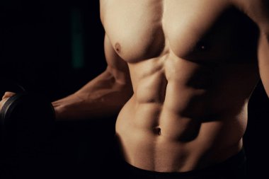 vücut geliştirmeci dumbbells ile poz