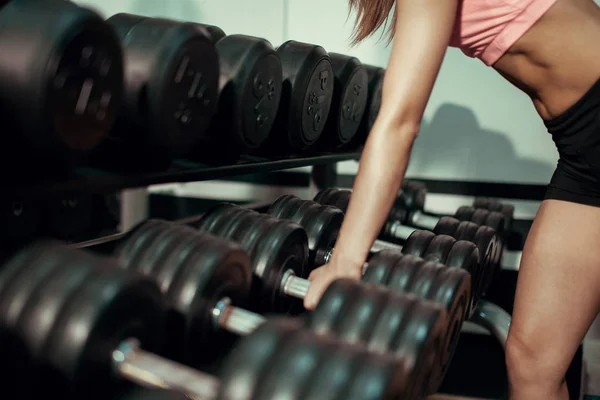 Joven chica toma un dumbbell . —  Fotos de Stock