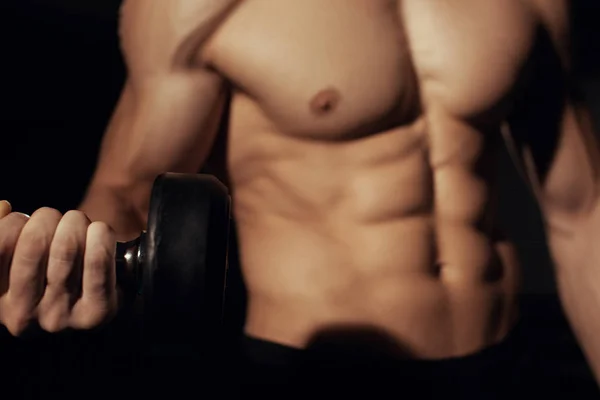 Bodybuilder doen zware gewicht oefening voor biceps met dumbbell — Stockfoto