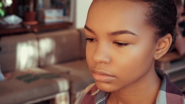 Beautiful young mulatto slowly blinking eyes. — Stock Video