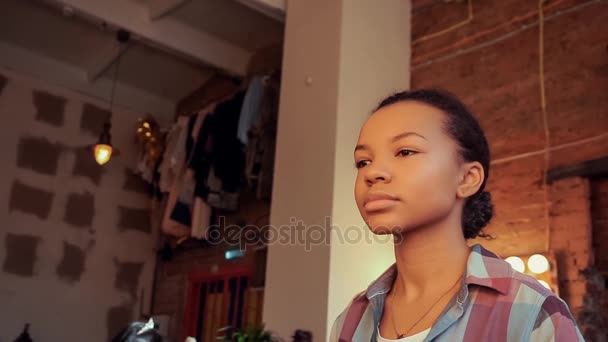 Schöne afrikanische Modell in einem Schönheitssalon. — Stockvideo