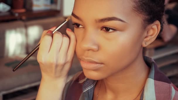 Maquillaje artista haciendo maquillaje usando cepillo de maquillaje profesional . — Vídeos de Stock