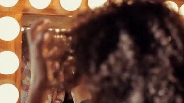 Güzellik Salonu bir ayna önünde güzel Afrikalı model.