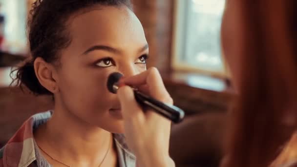 Maquillaje artista haciendo maquillaje usando cepillo de maquillaje profesional . — Vídeo de stock