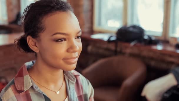 Artista de maquillaje aplicando maquillaje a fabulosa mujer afroamericana negra . — Vídeos de Stock