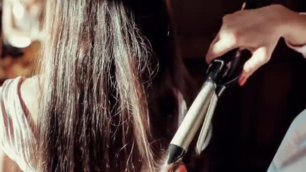 Peinado para hermosa morena — Vídeos de Stock
