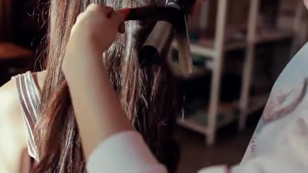 Chica morena en peluquería — Vídeo de stock