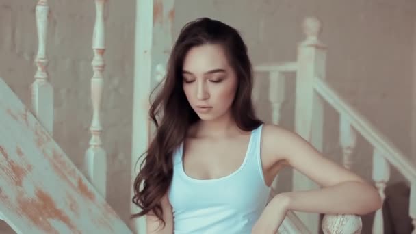 흰색 t-셔츠는 카메라에 포즈에 beautyful 소녀 — 비디오