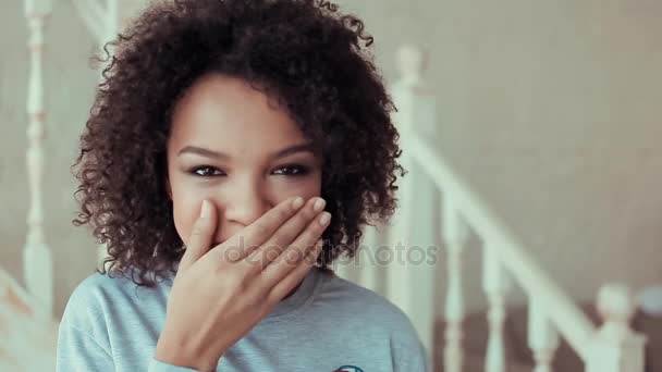 Hermosa chica africana en camiseta blanca posando en la cámara — Vídeo de stock
