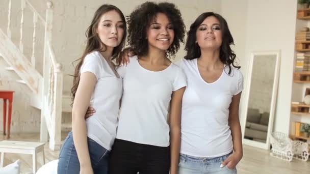 Красивые улыбающиеся девушки веселятся в белых рубашках — стоковое видео