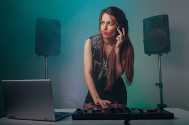 Sevimli dj kadın having fun club parti gece hayatı yaşam tarzı, vinil plak güvertede müzik çalma