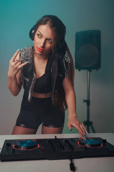 Emocionado DJ chica en cubiertas en la fiesta — Foto de Stock