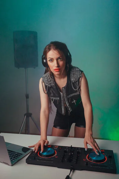 DJ chica jugando en discoteca fiesta estilo de vida — Foto de Stock
