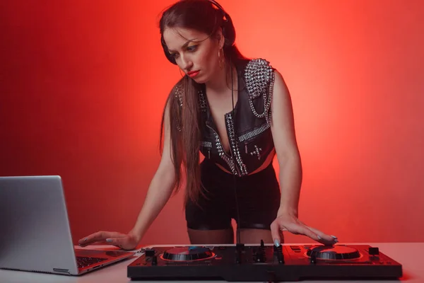 Ung sexig kvinna dj spelar musik. Hörlurar och dj mixer på bord. — Stockfoto