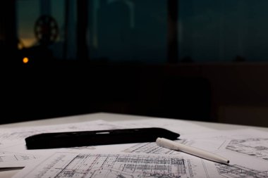 Mimari planlar, kalemler ve cetvel üzerinde tablo