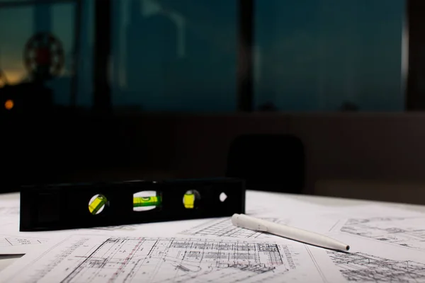 Лінійка і ручка лежать на архітектурному плані на столі, крупним планом . — стокове фото