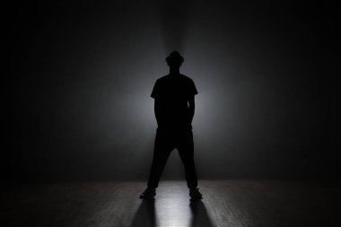 Dansçı stüdyoda, siluet.