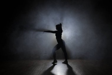 Karanlıkta poz dansçı ve duman