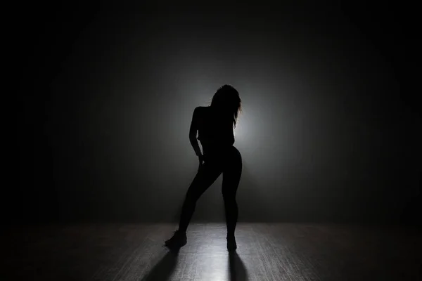 Dancer in the studio, silhouette. — Stock Photo, Image