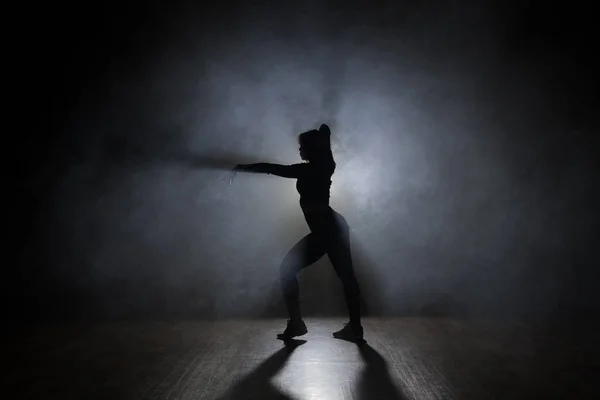 Bailarina posando en la oscuridad y el humo — Foto de Stock
