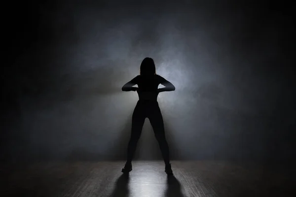 Bailarina de hip-hop posando retroiluminada . — Foto de Stock