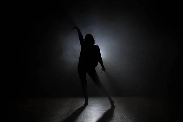Bailarina en el estudio, silueta . — Foto de Stock