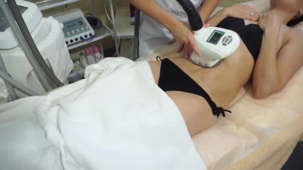 Procedimiento de masaje al vacío del abdomen en un salón de belleza — Vídeo de stock