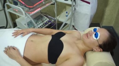 Kız myostimulation.spa.hardware yordam alır