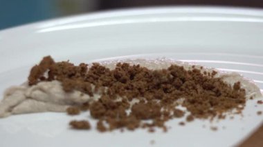 Şef ile balık, ekmek, elma, yumurta ve sosu bir aperatif yapar