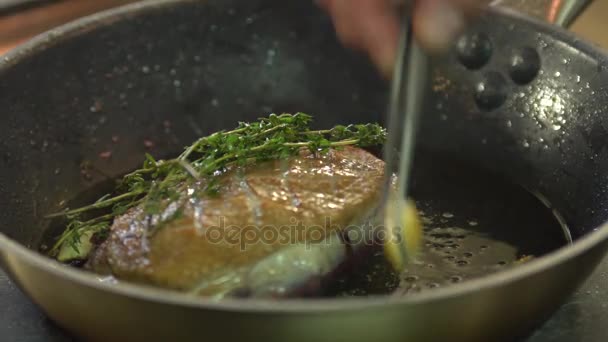 Šéfkuchař vaří maso v pánvi s kořením — Stock video