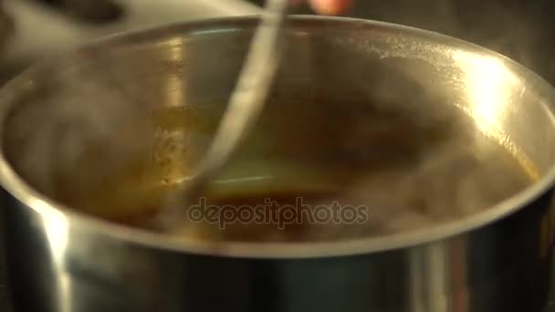 El chef prepara salsa con tomate en una cacerola . — Vídeos de Stock