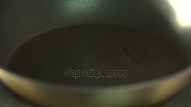 L'huile d'olive est versée dans la casserole 