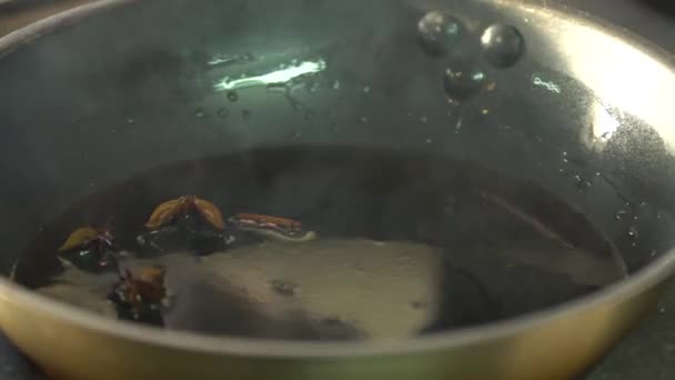 厨师在煎锅与藏红花肉. — 图库视频影像