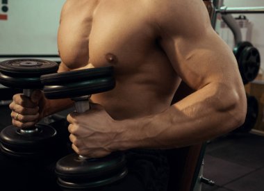 dambıl yakın çekim ile çekici atletik erkek gövde.