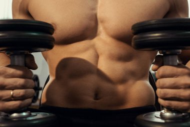 çekici atletik erkek torso dumbbells ile