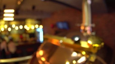 Bir restoranda taze bira brews Modern makine. Kraft bira