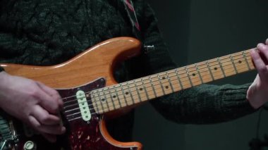 Adam göbeğindeki bir rock konserinde bir elektro gitar çalmak. yakın çekim. Ağır çekimde.