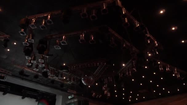 Iluminación en un concierto. Luces de escenario . — Vídeos de Stock