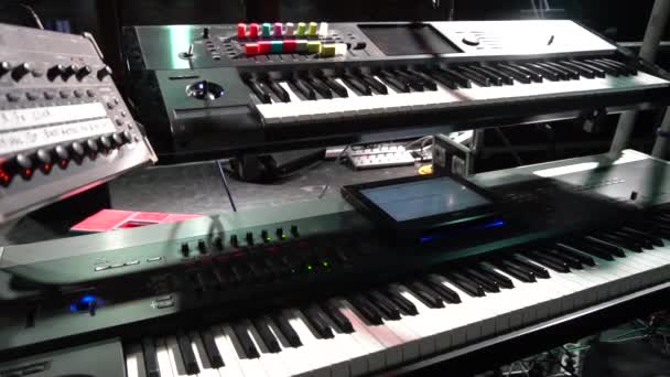 Musikinstrumente. Synthesizer. Panoramablick. — Stockvideo