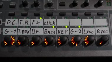 Konsol karıştırma. Ses işleme yakın çekim için profesyonel ekipman