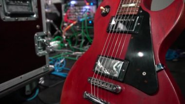 Elektro gitar ve stomp kutusunu effectors ve kabloları studio yere yazın.