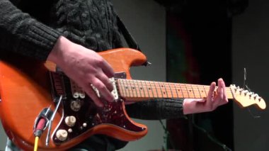 Adam göbeğindeki bir rock konserinde bir elektro gitar çalmak. yakın çekim.