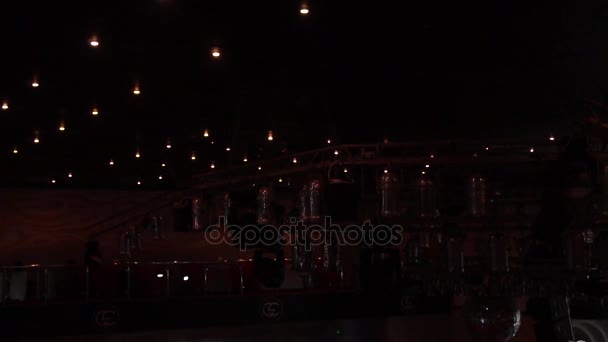 Beleuchtung bei einem Konzert. Bühnenbeleuchtung. — Stockvideo
